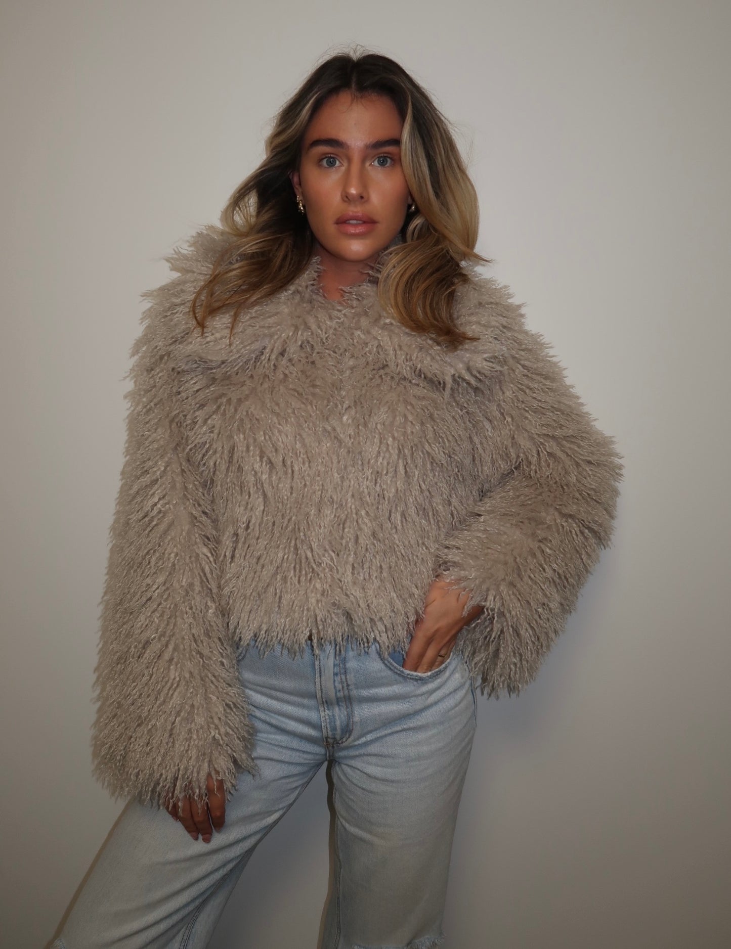 NOEL LUXURY VEGAN MONGOLIAN CROPPED JACKET IN OYSTER