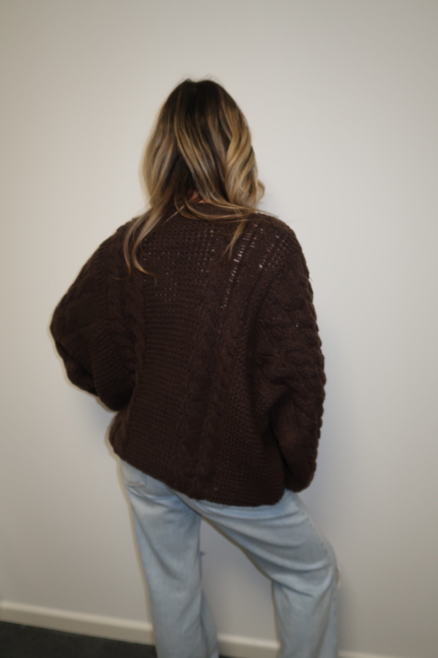 CLOUD CHUNKY CABLE KNIT SWEATER IN COFFEE